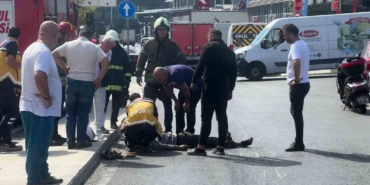 Beyoğlu’nda yağ dökülen yolda motosikletli kayarak düştü
