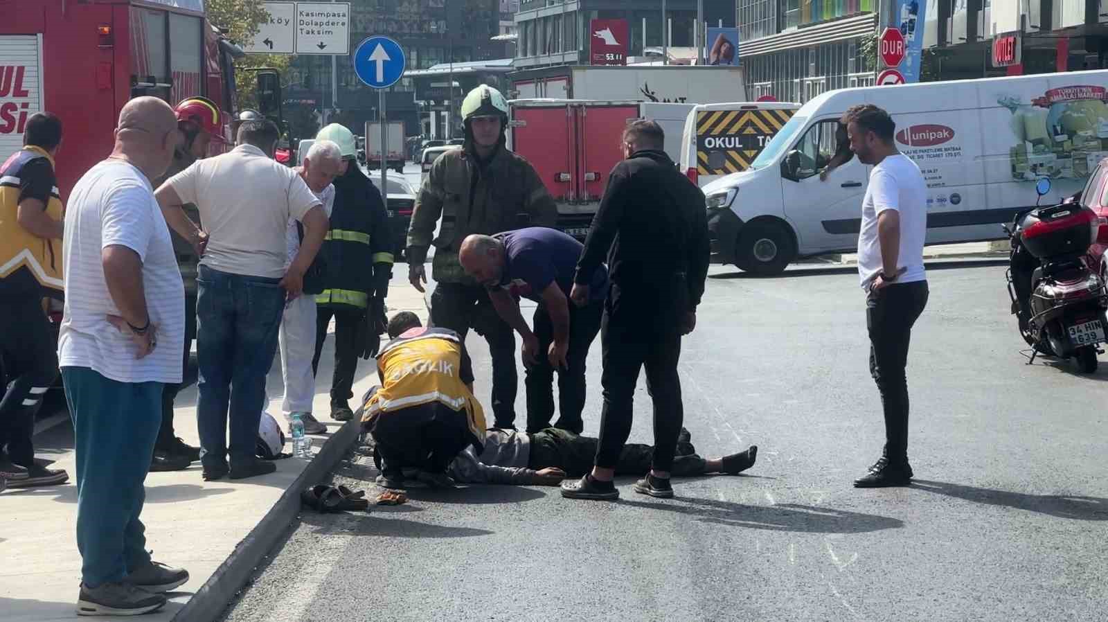 Beyoğlu’nda yağ dökülen yolda motosikletli kayarak düştü
