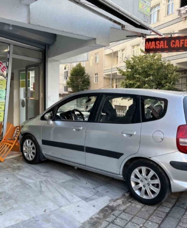 Fren yerine gaza bastı, önce yayaya ardından büfeye çarptı: 1 yaralı