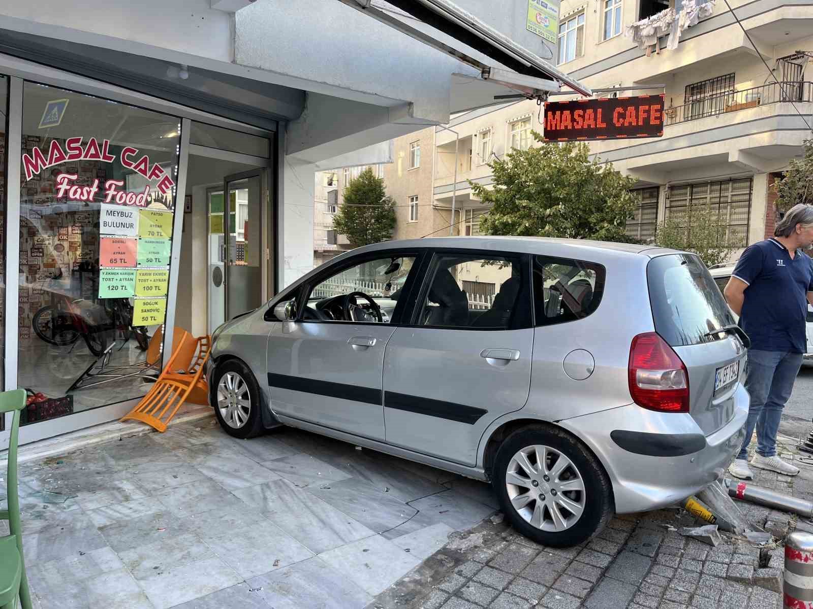 Fren yerine gaza bastı, önce yayaya ardından büfeye çarptı: 1 yaralı