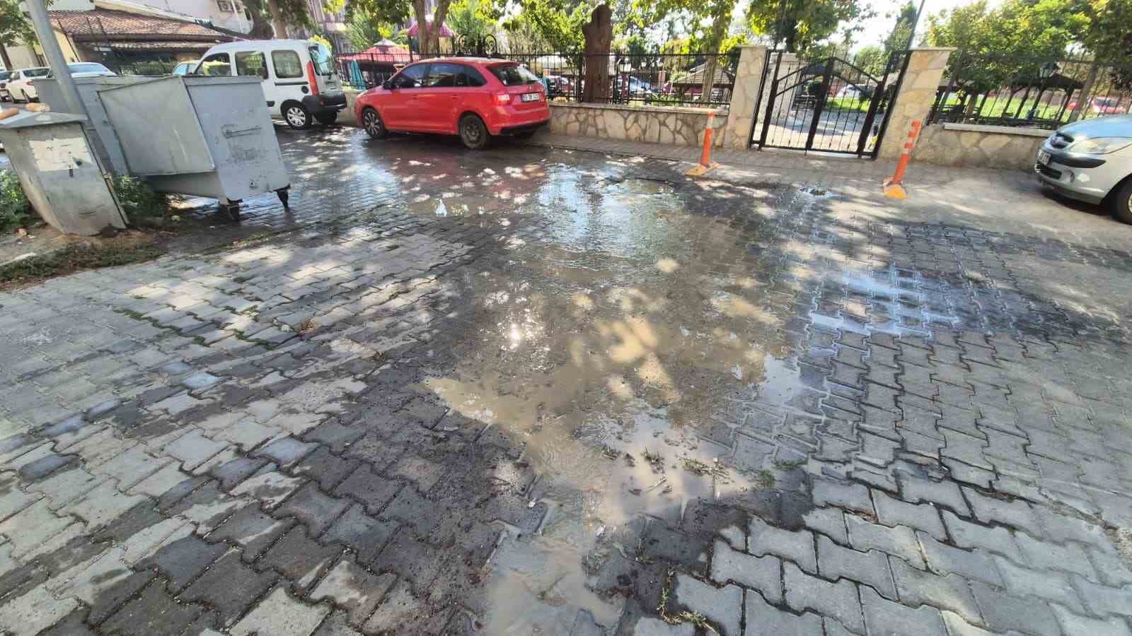 Su stresine rağmen tonlarca su sokaklara akıyor