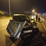 Tekirdağ’da lastiği patlayan otomobil bariyerlere çarptı