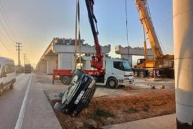 Kontrolden çıkan otomobil üst geçit inşaatına düştü: 4 kişi yaralandı