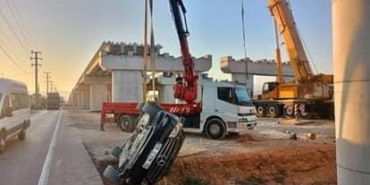 Kontrolden çıkan otomobil üst geçit inşaatına düştü: 4 kişi yaralandı