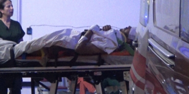 Kavga ederken yola kontrolsüzce atlayan gence otomobil çarptı