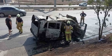 Kurtköy’de hafif ticari araç alev alev yandı