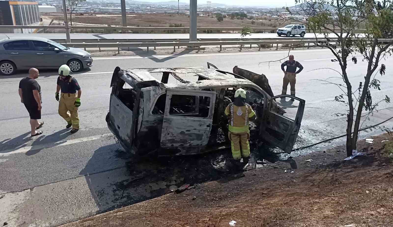 Kurtköy’de hafif ticari araç alev alev yandı