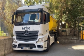 Kadıköy’de hafriyat kamyonu ara sokakta sıkıştı