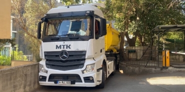 Kadıköy’de hafriyat kamyonu ara sokakta sıkıştı