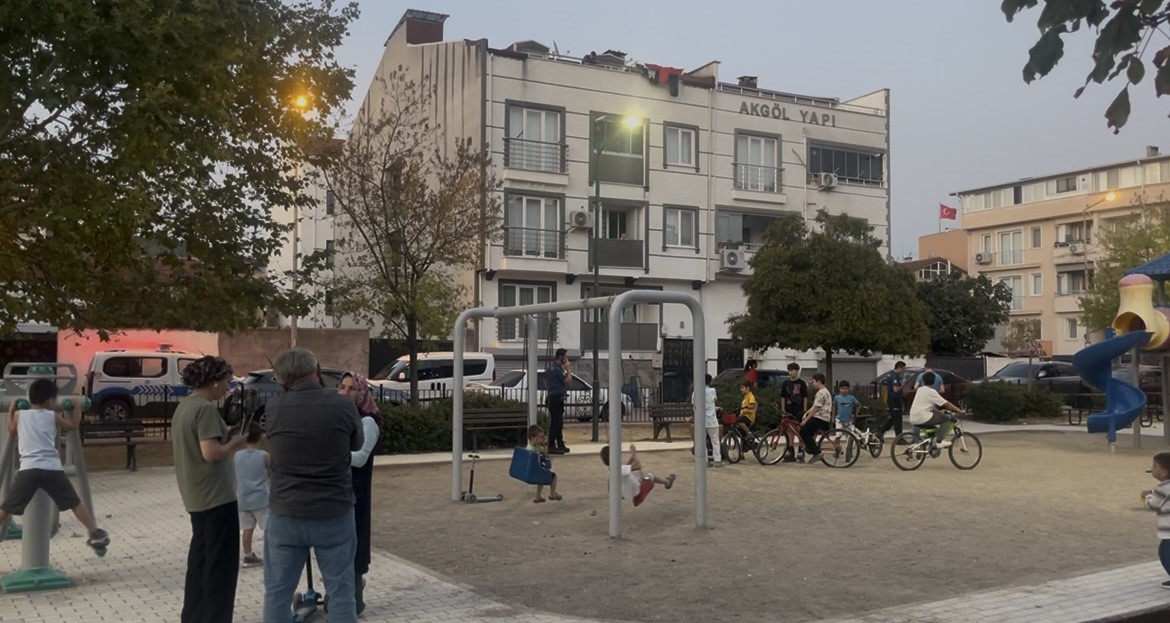 Parkta oyun oynayan çocuğa yorgun mermi isabet etti