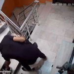 Numaralarına bakıp ayakkabıları çaldı