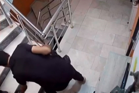 Numaralarına bakıp ayakkabıları çaldı