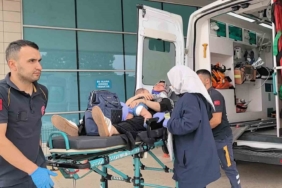 Kontrolden çıkan otomobil demir bahçe kapısına çarptı: 2’si çocuk 4 kişi yaralandı