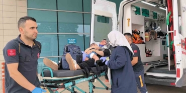 Kontrolden çıkan otomobil demir bahçe kapısına çarptı: 2’si çocuk 4 kişi yaralandı