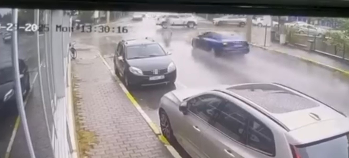 Polisin ’dur’ ihtarına uymayan sürücü önce yayalara, ardından araçlara çarptı