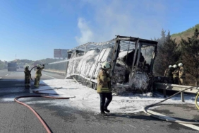 Eyüpsultan’da kumaş yüklü tırın dorsesi alevlere teslim oldu