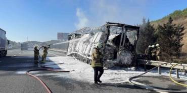 Eyüpsultan’da kumaş yüklü tırın dorsesi alevlere teslim oldu