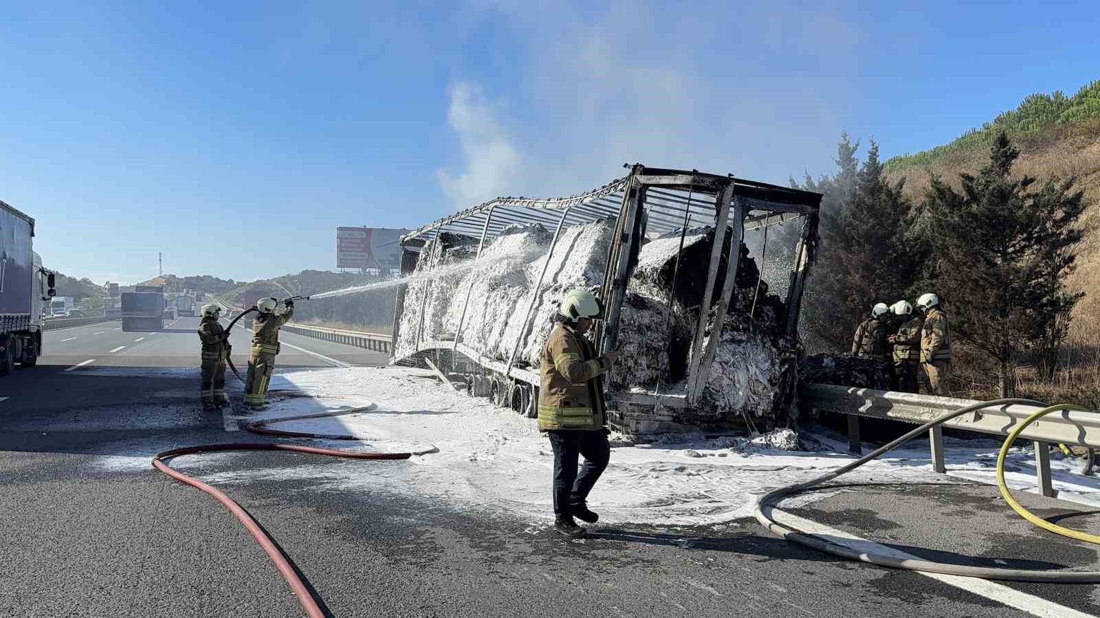 Eyüpsultan’da kumaş yüklü tırın dorsesi alevlere teslim oldu