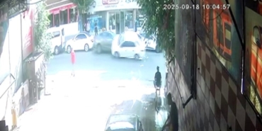 Kaza yapan otomobil yan yattı, yaya son anda kurtuldu