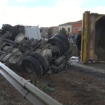 Büyükçekmece’de hafriyat kamyonu devrildi, E-5 trafiğe kapandı