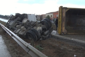Büyükçekmece’de hafriyat kamyonu devrildi, E-5 trafiğe kapandı