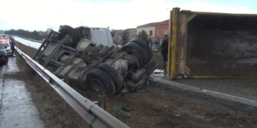 Büyükçekmece’de hafriyat kamyonu devrildi, E-5 trafiğe kapandı