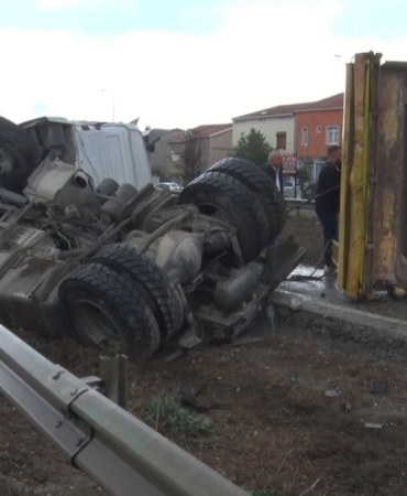 Büyükçekmece’de hafriyat kamyonu devrildi, E-5 trafiğe kapandı