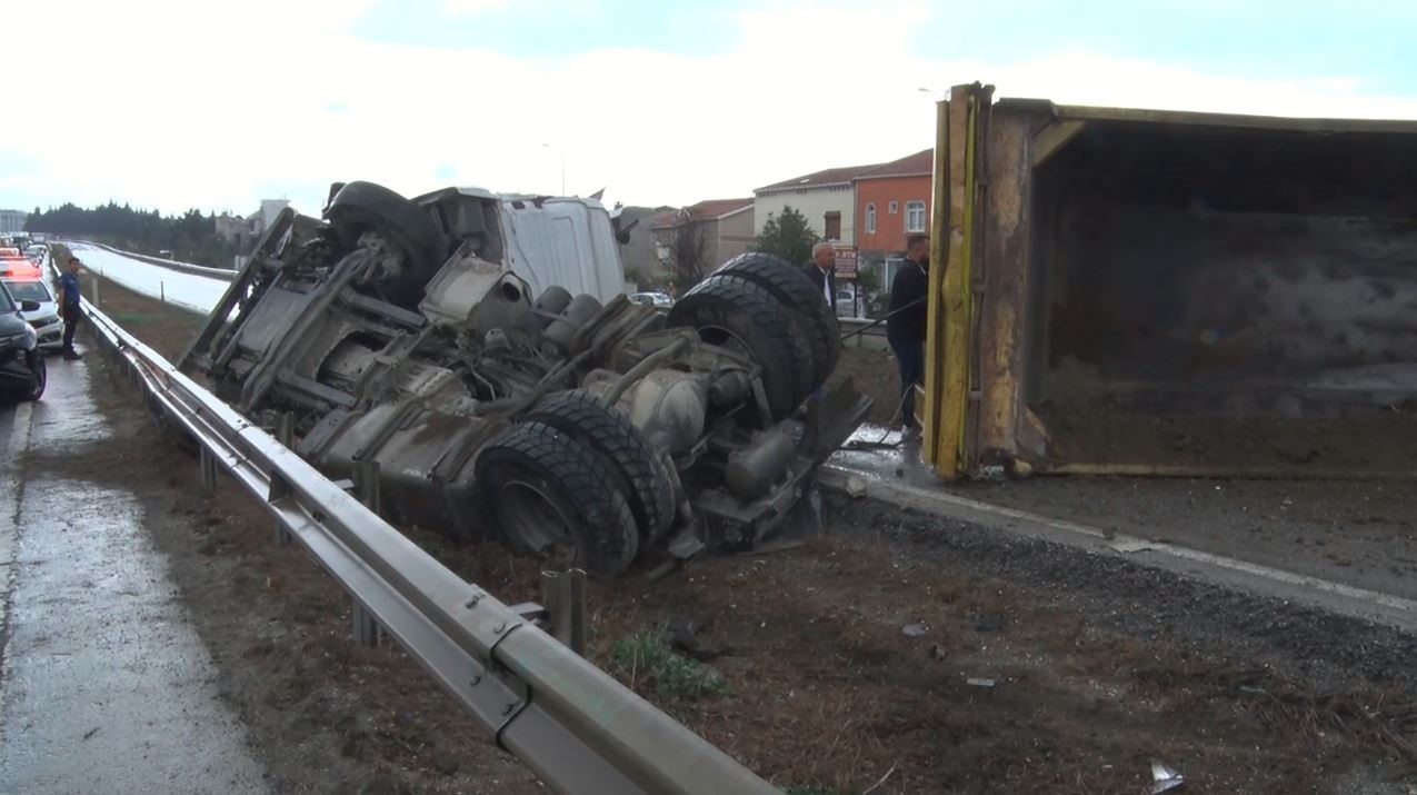 Büyükçekmece’de hafriyat kamyonu devrildi, E-5 trafiğe kapandı