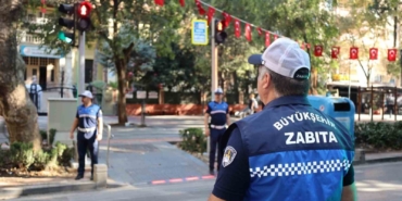 Okula başlayan öğrenciler için zabıtalar görevde