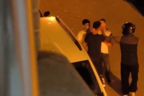 Köşeye sıkıştırdıkları genci önce dövüp sonra motor anahtarını aldılar