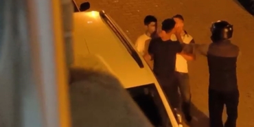 Köşeye sıkıştırdıkları genci önce dövüp sonra motor anahtarını aldılar