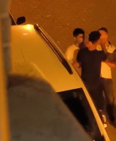 Köşeye sıkıştırdıkları genci önce dövüp sonra motor anahtarını aldılar