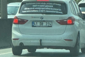 Arabasının arkasına yazdığı yazıyı gören dönüp bir daha bakıyor
