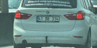 Arabasının arkasına yazdığı yazıyı gören dönüp bir daha bakıyor