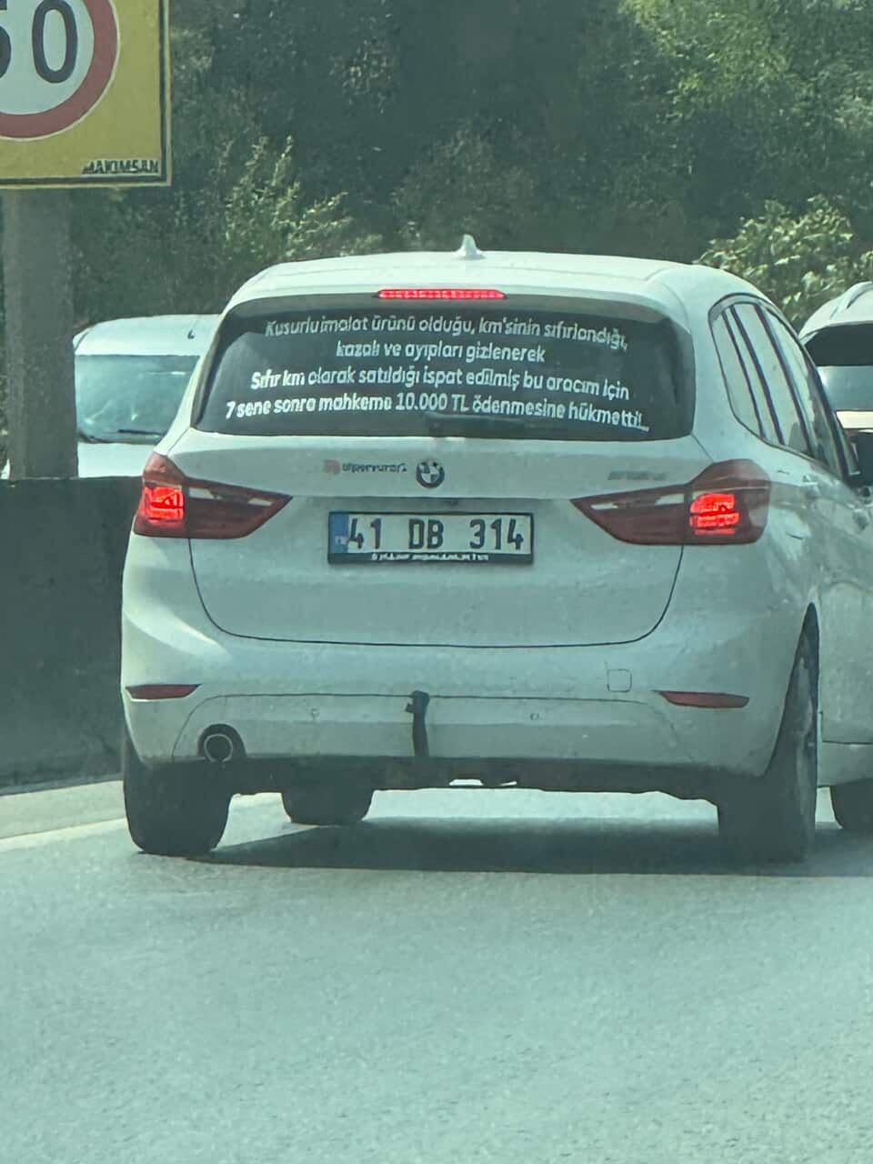 Arabasının arkasına yazdığı yazıyı gören dönüp bir daha bakıyor