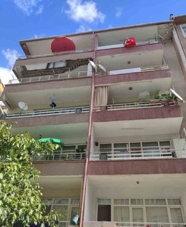 Güngören’de balkonu çöken 5 katlı bina boşaltıldı