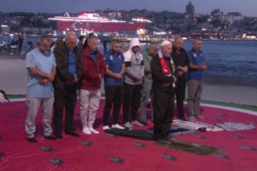 Filistin’e destek için Zeytinburnu’ndan Demokrasi ve Özgürlükler Adası’na kulaç attılar