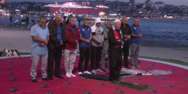 Filistin’e destek için Zeytinburnu’ndan Demokrasi ve Özgürlükler Adası’na kulaç attılar