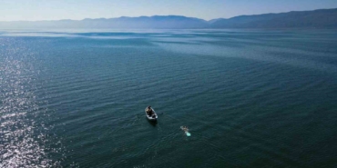 İznik Gölü’ndeki kuraklığa dikkat çekmek için gölü baştan başa yüzdü
