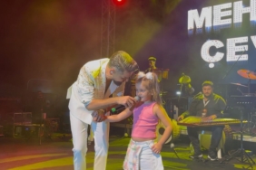 Milyonluk ücreti elinin tersiyle itti: Mehmet Çevik Gemlik’te memleketi için ücretsiz sahne aldı