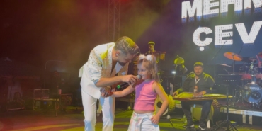 Milyonluk ücreti elinin tersiyle itti: Mehmet Çevik Gemlik’te memleketi için ücretsiz sahne aldı