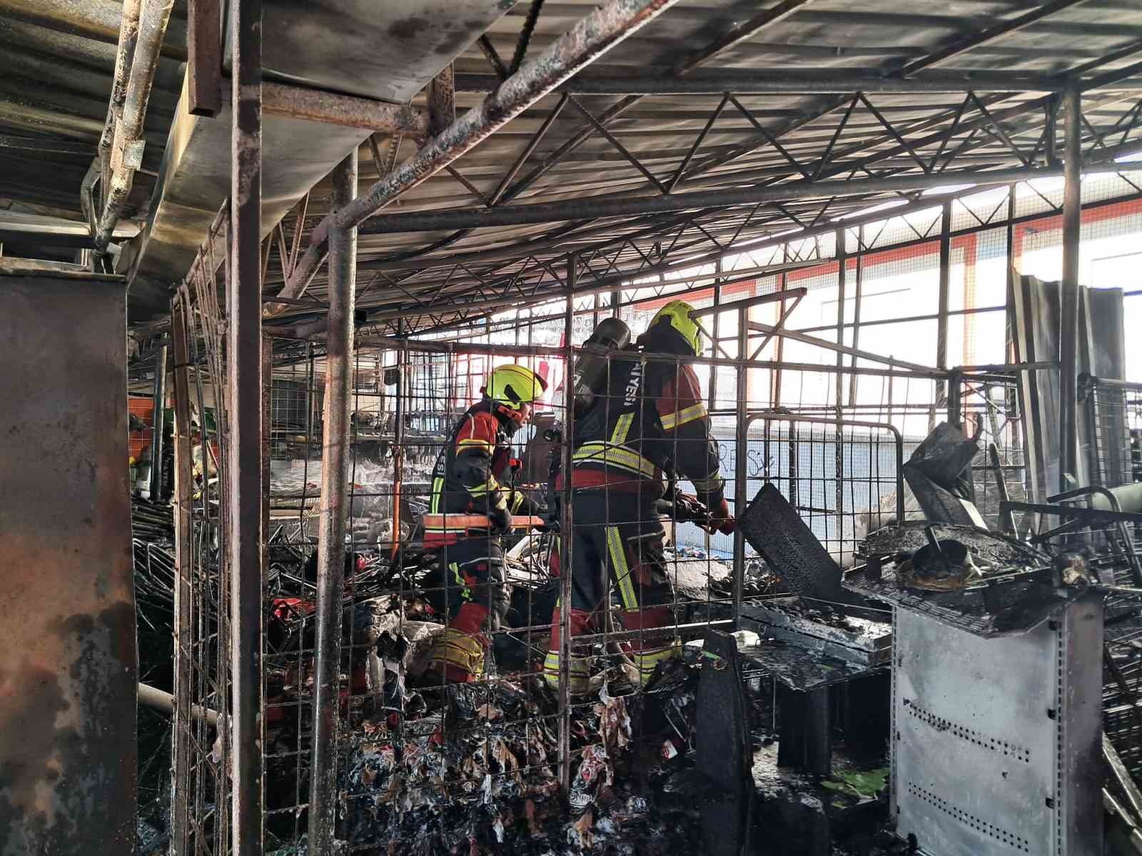 Balıkesir’de zincir market deposunda yangın