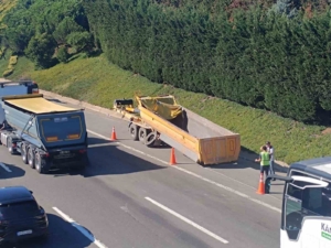 Sultanbeyli’de hafriyat kamyonu dorsesi üst geçide çarptı