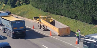 Sultanbeyli’de hafriyat kamyonu dorsesi üst geçide çarptı