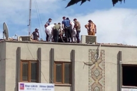 Ümraniye’de çatıya çıkan vatandaşı polis ikna etti