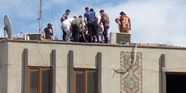 Ümraniye’de çatıya çıkan vatandaşı polis ikna etti