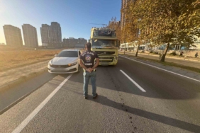 Gaziosmanpaşa’da tırı bisiklet yoluna park eden sürücü "pes" dedirtti