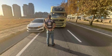 Gaziosmanpaşa’da tırı bisiklet yoluna park eden sürücü "pes" dedirtti