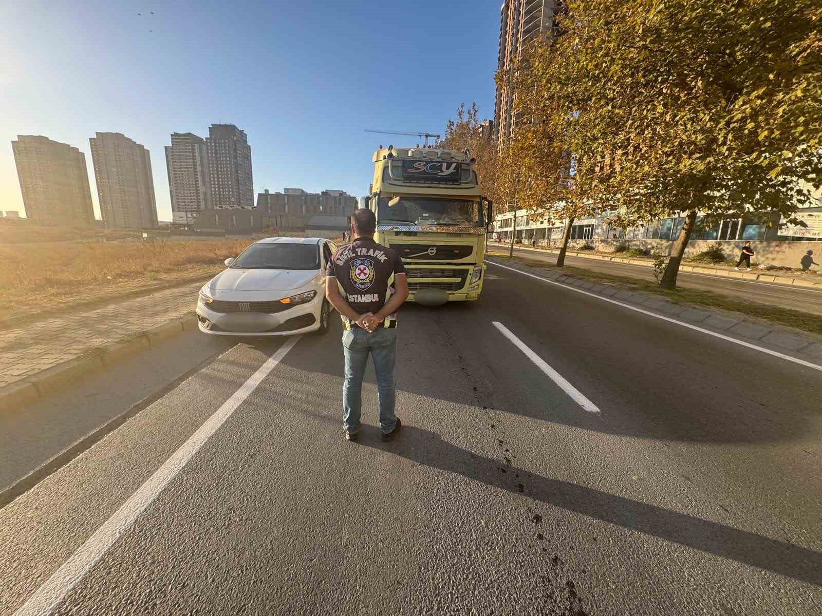 Gaziosmanpaşa’da tırı bisiklet yoluna park eden sürücü "pes" dedirtti