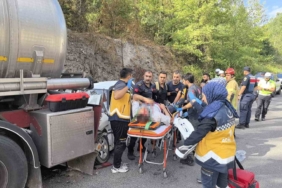 Kontrolden çıkan otomobil asit yüklü tankere çarptı: 5 yaralı